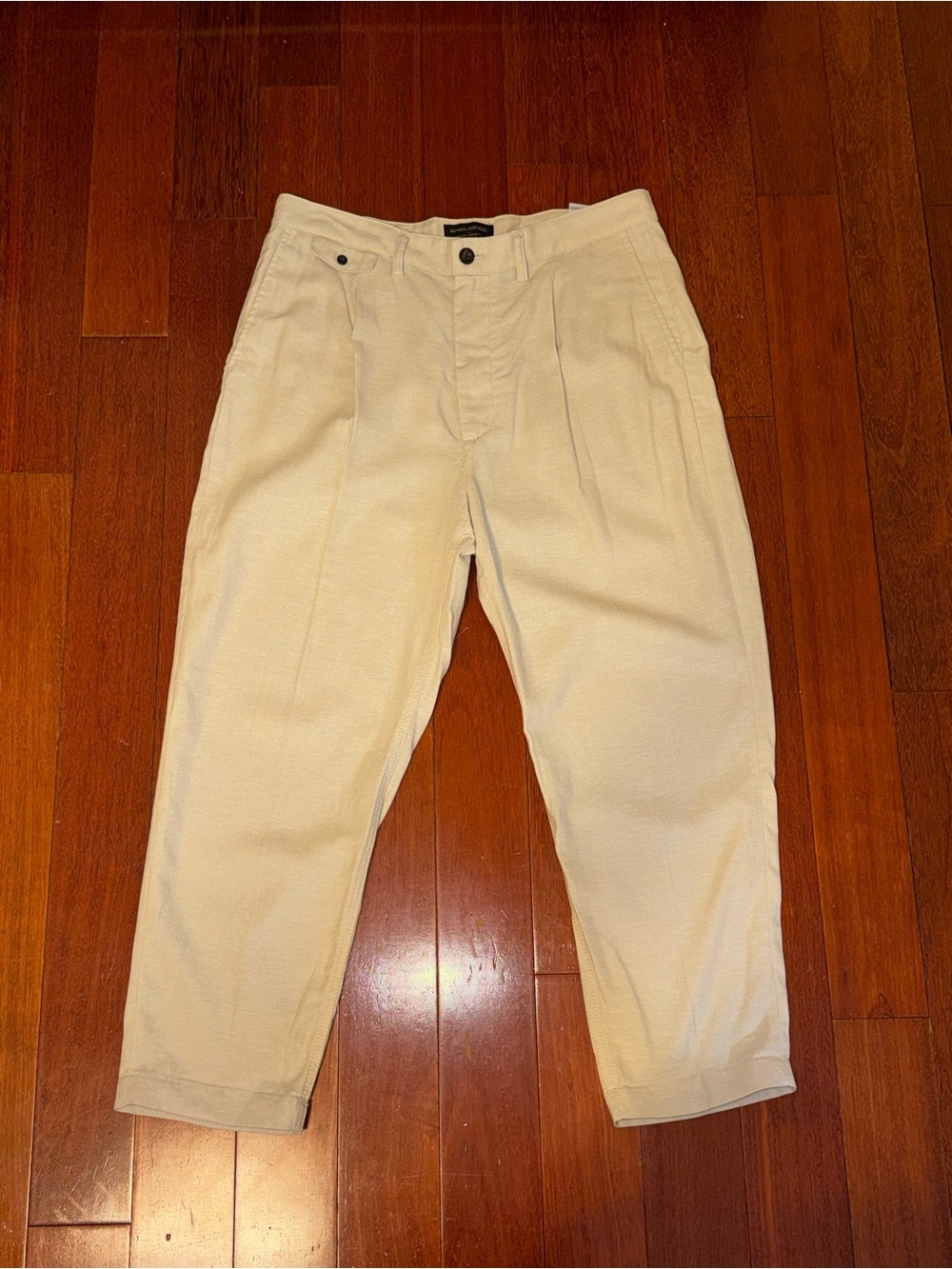 Banana Republic Relaxed Tapered Linen-Blend Pants 34x30 (25in inseam). Beige Men